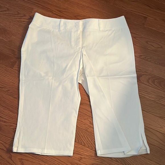 Express Women’s White Shorts Size 13/14 - Picture 1 of 4
